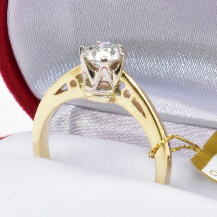 Pierścionek zaręczynowy z brylantem 0,70 ct.
