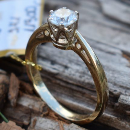 Pierścionek zaręczynowy z brylantem 0,65 ct.